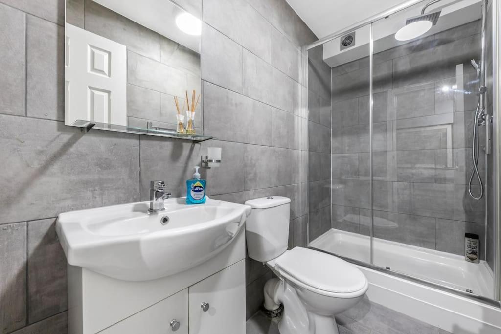 Holiday Home 2Br L 2Ba With Patio-Sleep 6 لندن المظهر الخارجي الصورة