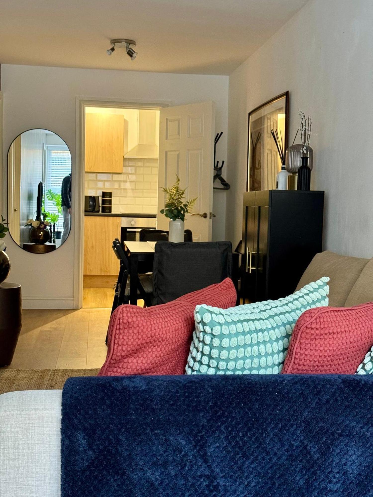 Holiday Home 2Br L 2Ba With Patio-Sleep 6 لندن المظهر الخارجي الصورة